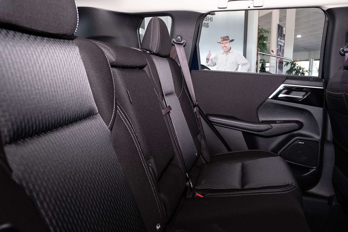 2025 Mitsubishi Outlander ES ZM