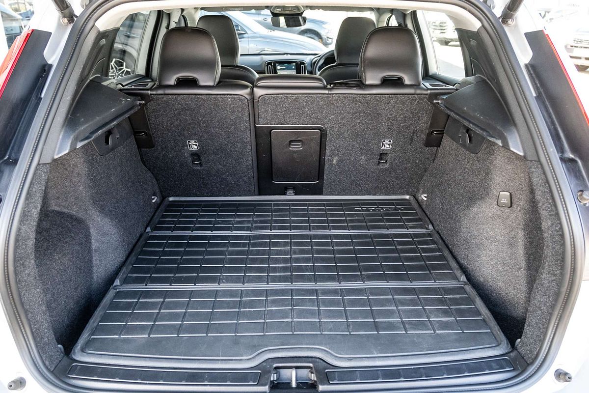 2022 Volvo XC40 Ultimate B4 Bright