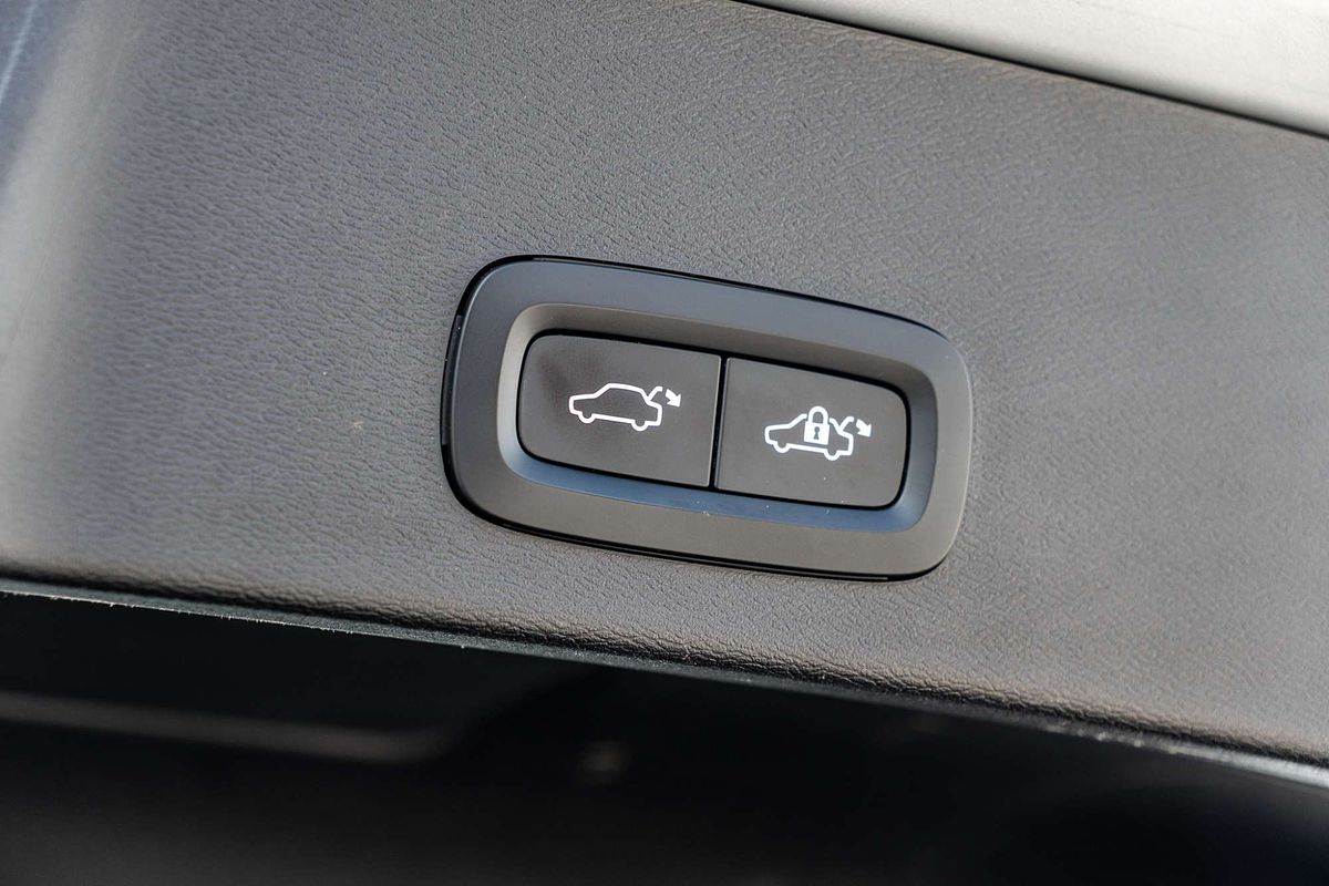 2022 Volvo XC40 Ultimate B4 Bright