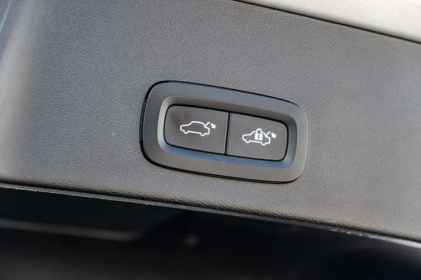 2022 Volvo XC40 Ultimate B4 Bright