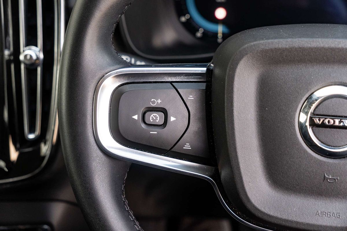 2022 Volvo XC40 Ultimate B4 Bright