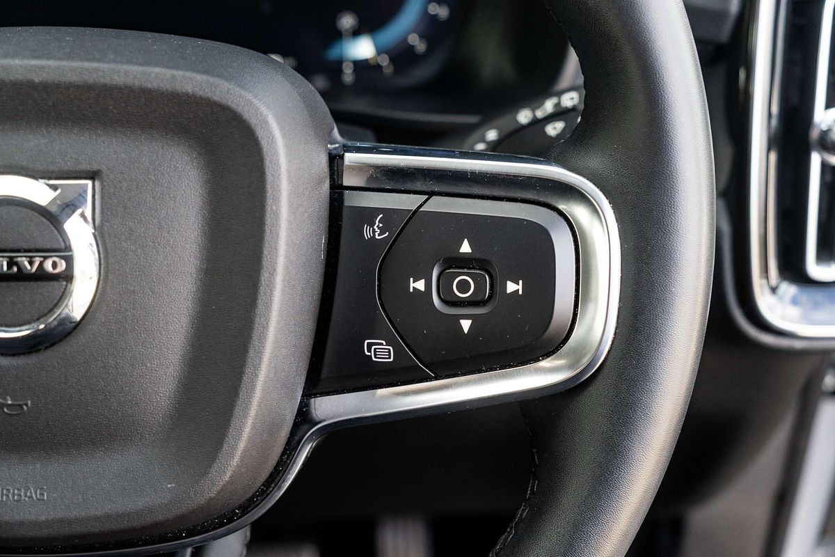 2022 Volvo XC40 Ultimate B4 Bright