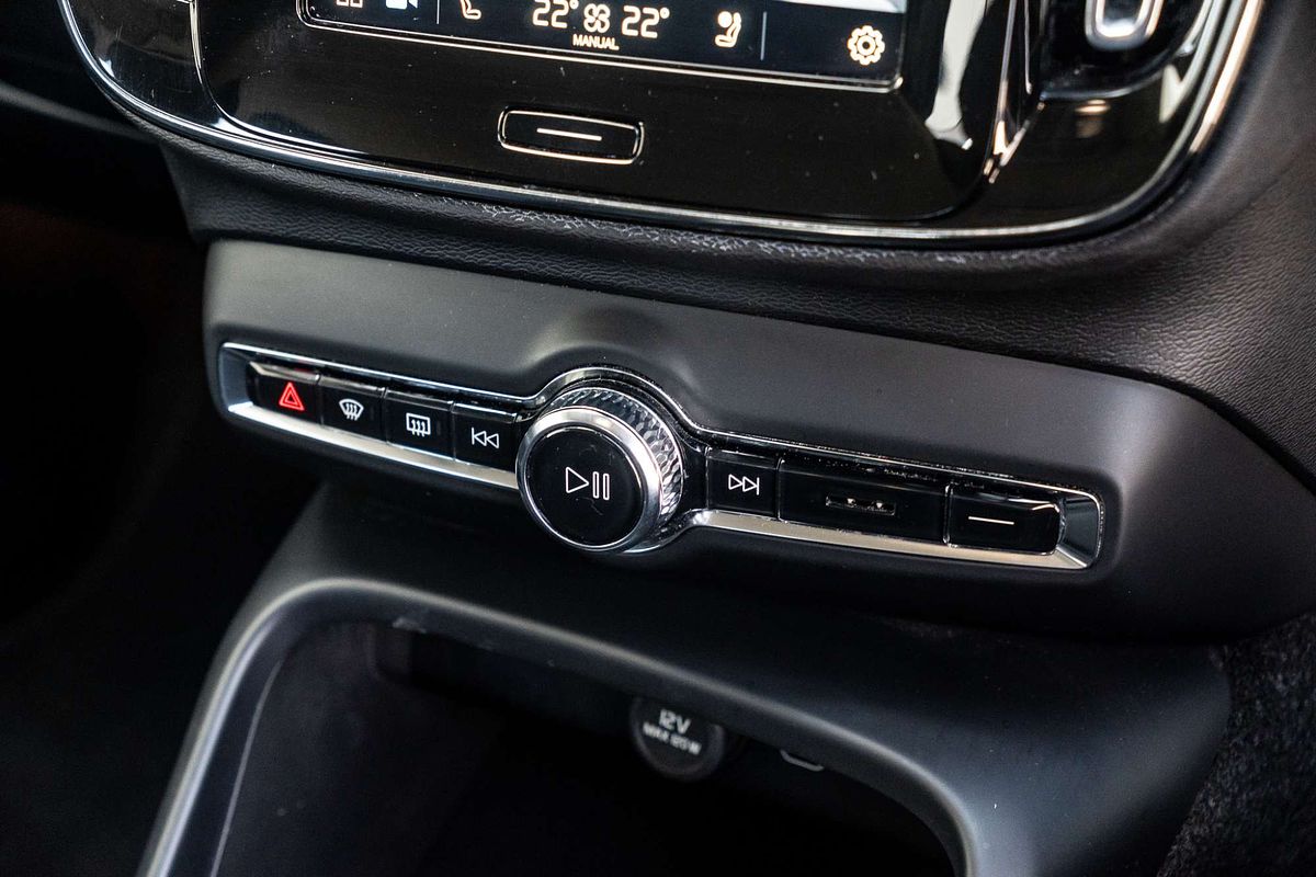 2022 Volvo XC40 Ultimate B4 Bright