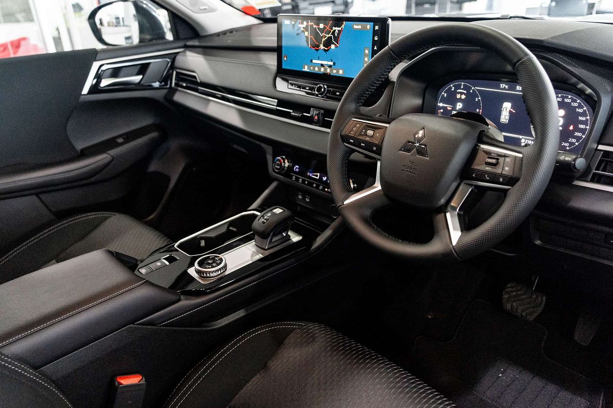 2025 Mitsubishi Outlander LS ZM