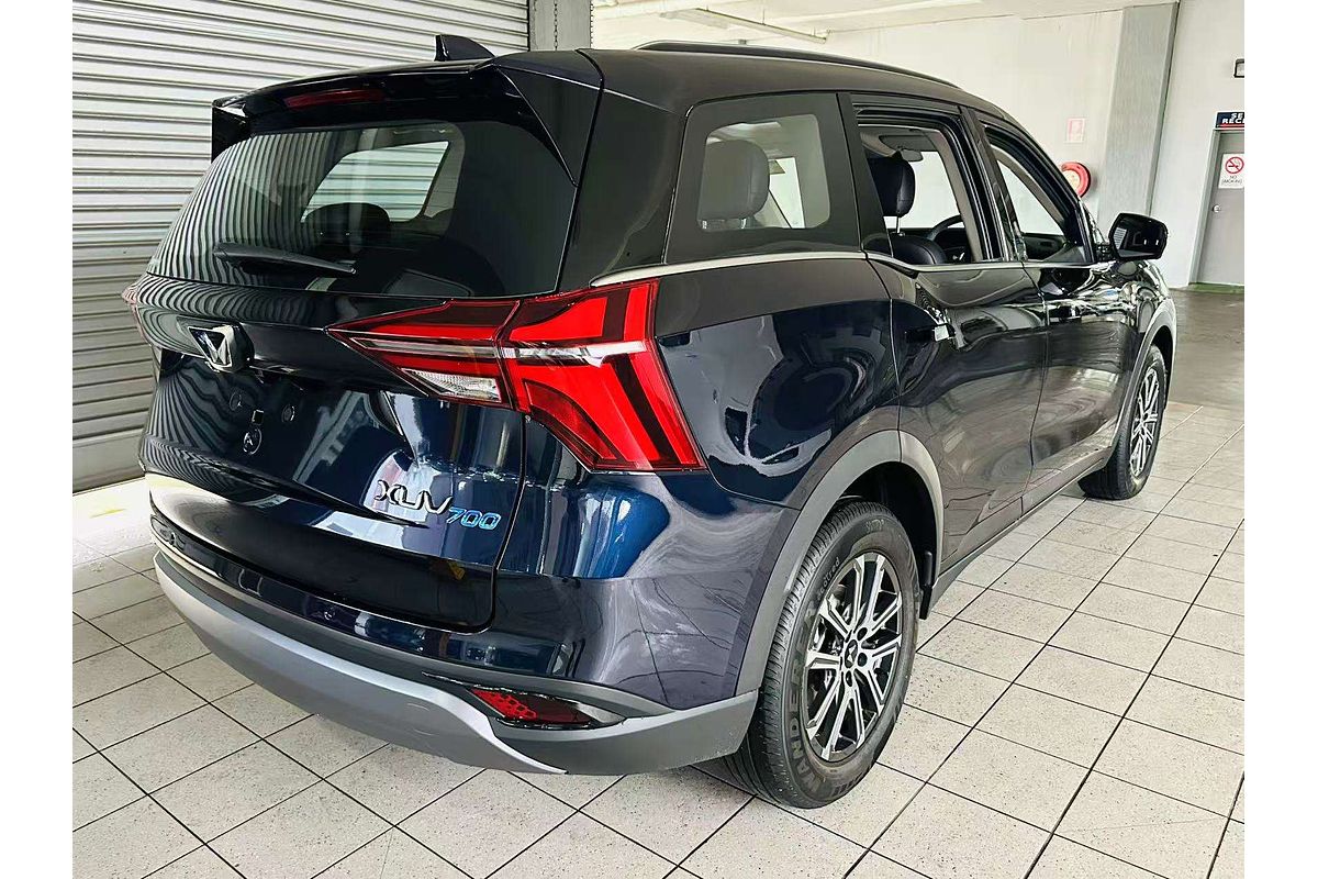 XUV700 AX7 L PET AT 7 SEATER BLK