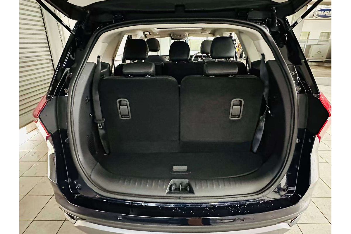 XUV700 AX7 L PET AT 7 SEATER BLK