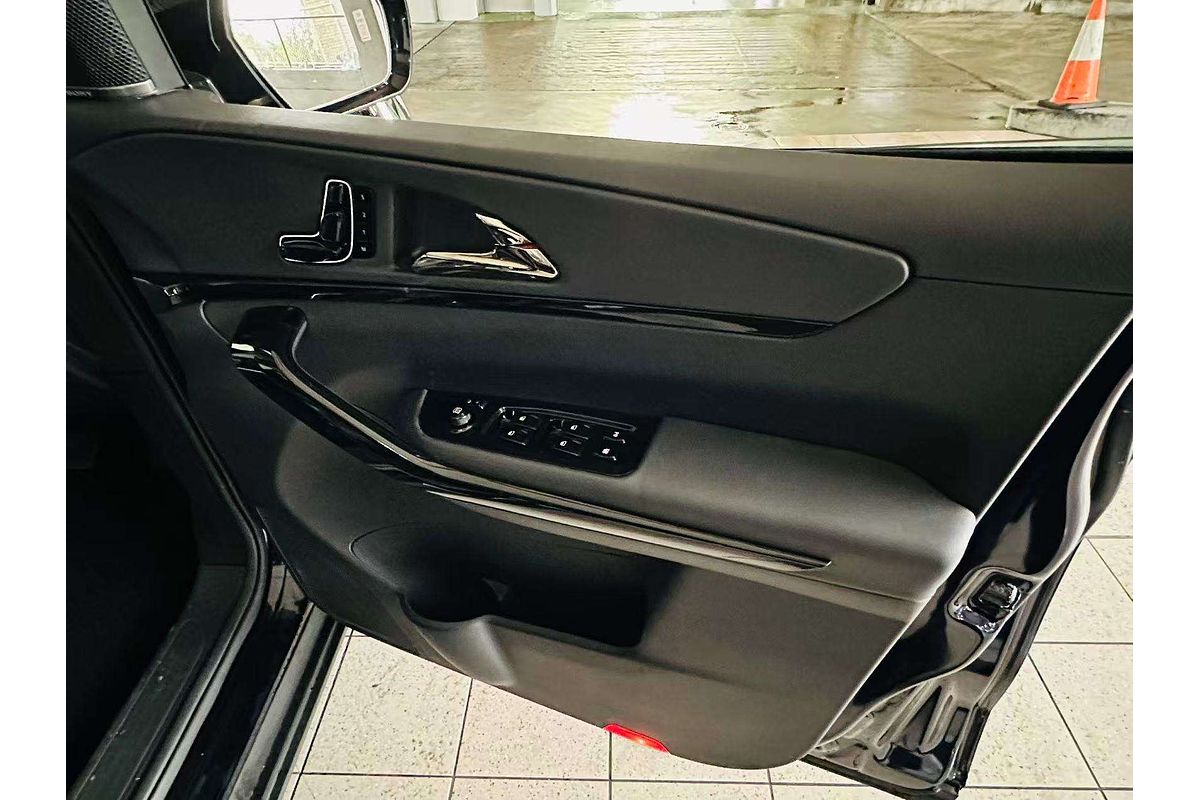 XUV700 AX7 L PET AT 7 SEATER BLK