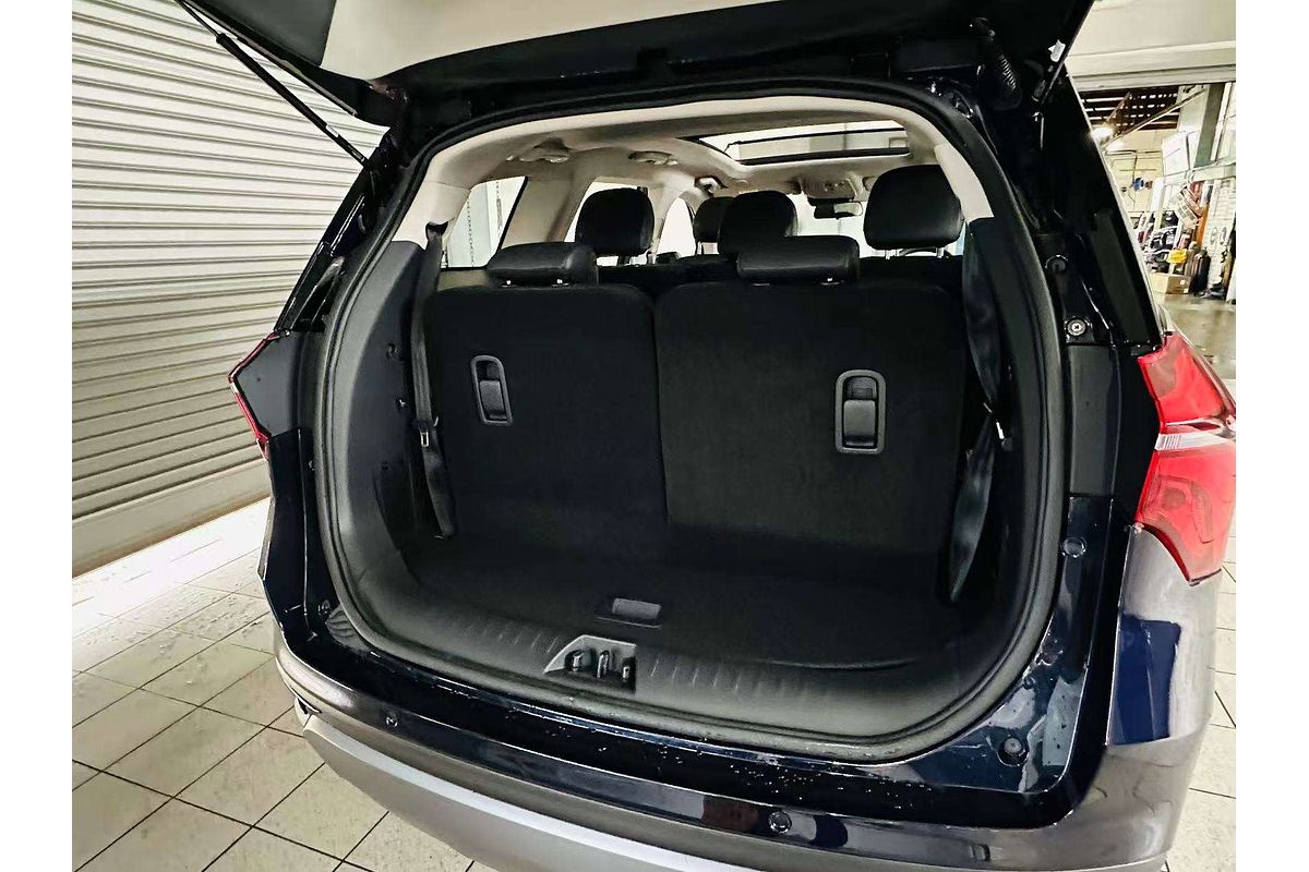 XUV700 AX7 L PET AT 7 SEATER BLK