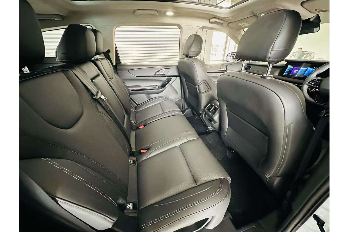 XUV700 AX7 L PET AT 7 SEATER BLK