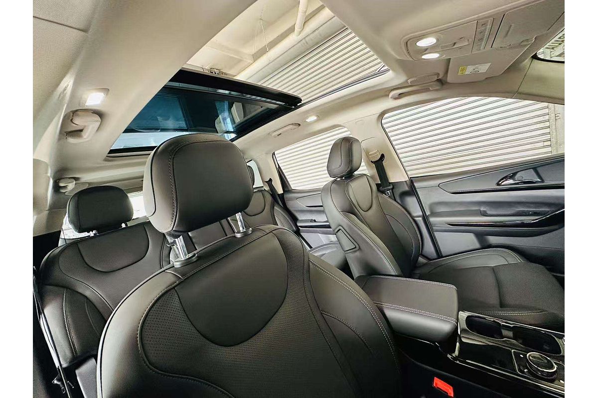 XUV700 AX7 L PET AT 7 SEATER BLK