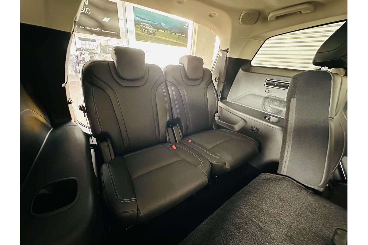 XUV700 AX7 L PET AT 7 SEATER BLK