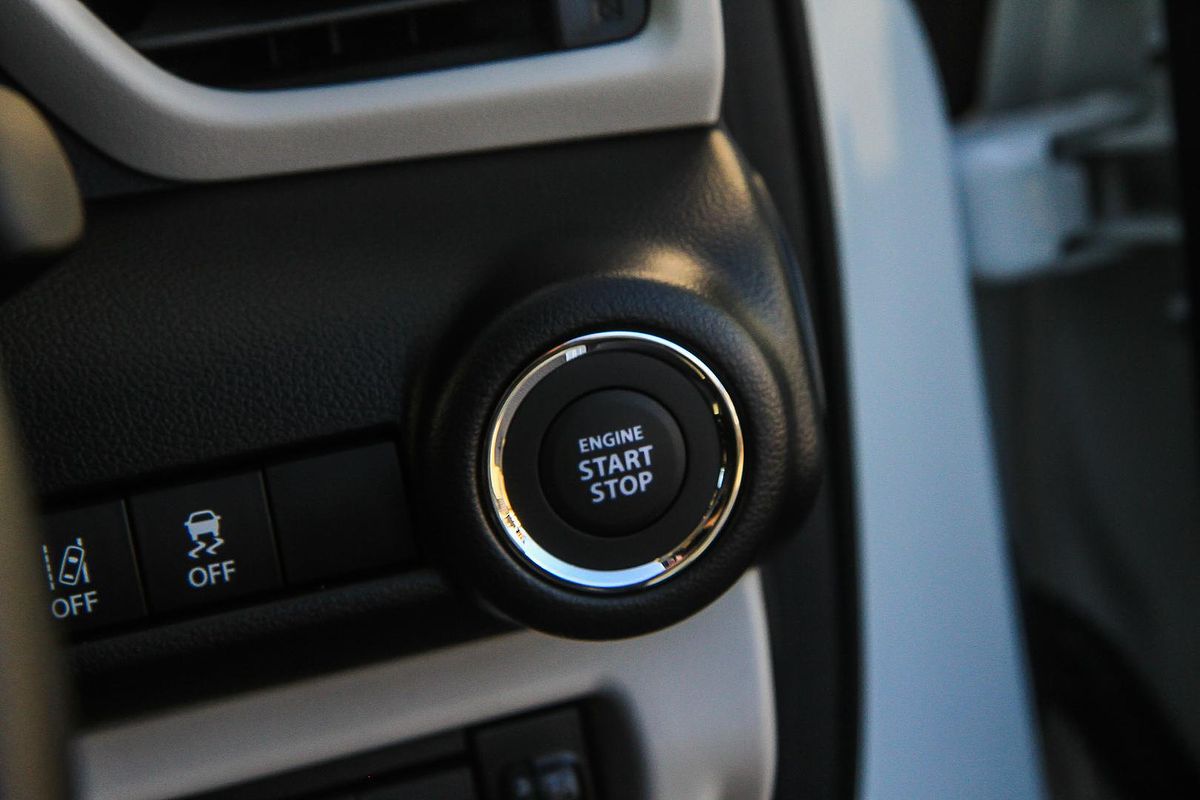 2025 Suzuki Swift Hybrid UZ