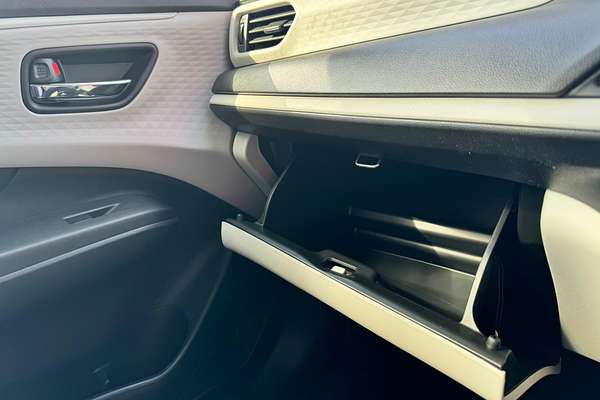 2025 Suzuki Swift Hybrid UZ