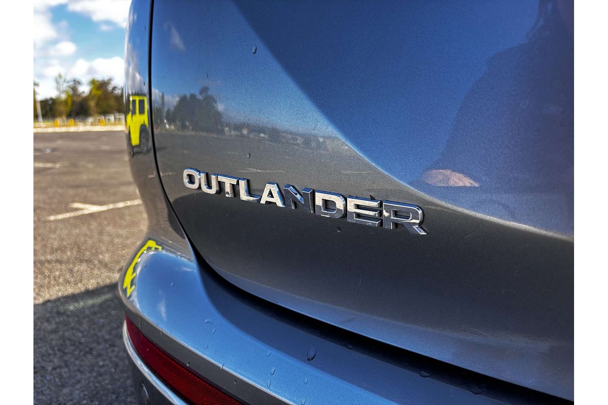 2023 Mitsubishi Outlander LS ZM