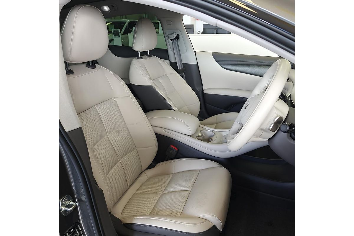 2025 MG IM5 Premium P12L