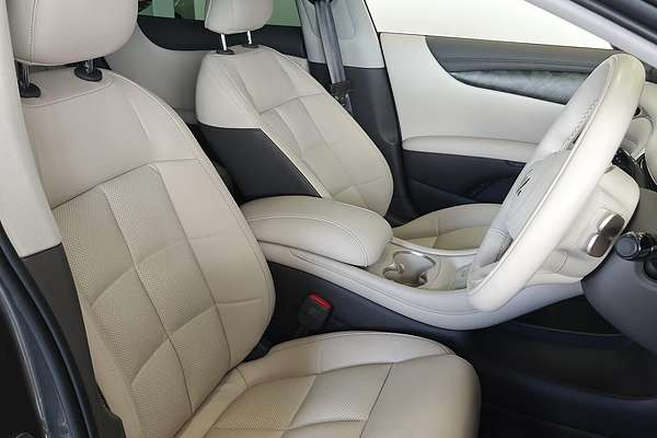 2025 MG IM5 Premium P12L