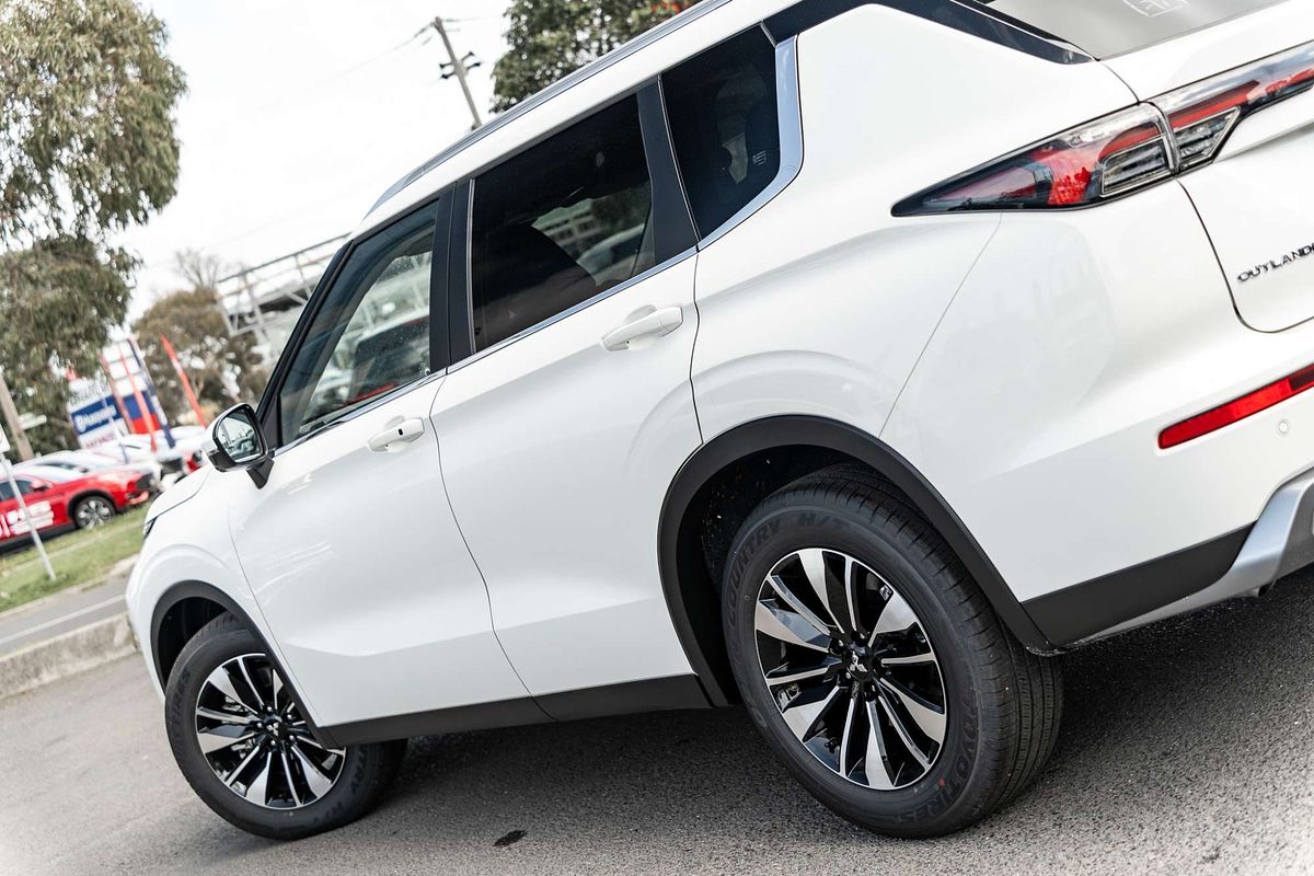 2025 Mitsubishi Outlander LS ZM