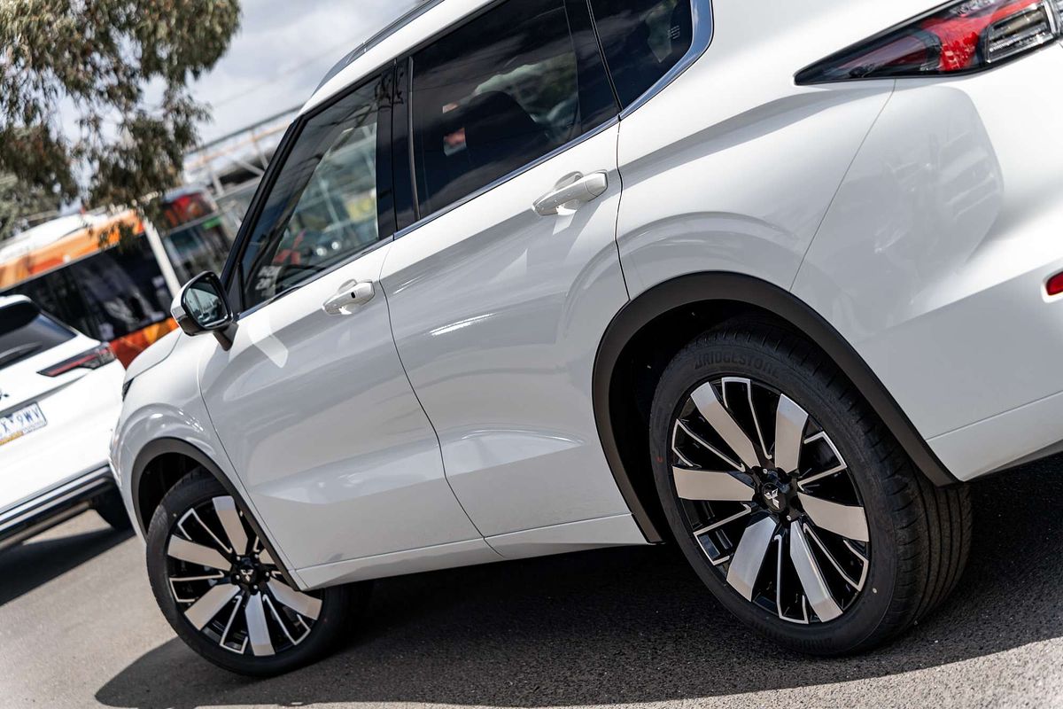 2025 Mitsubishi Outlander Exceed ZM