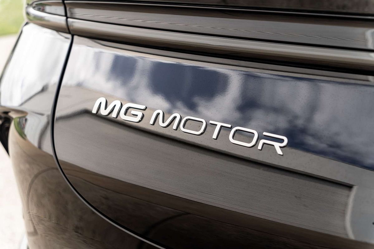 2025 MG IM5 Platinum P12L