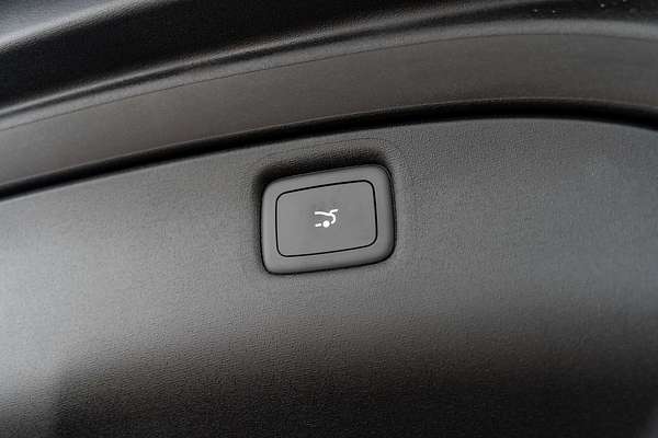 2025 MG IM5 Platinum P12L