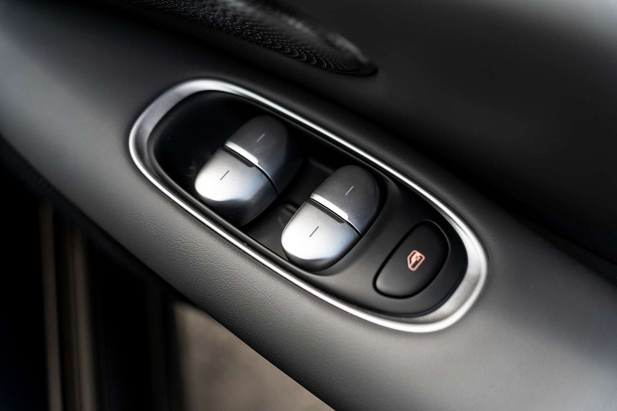 2025 MG IM5 Platinum P12L