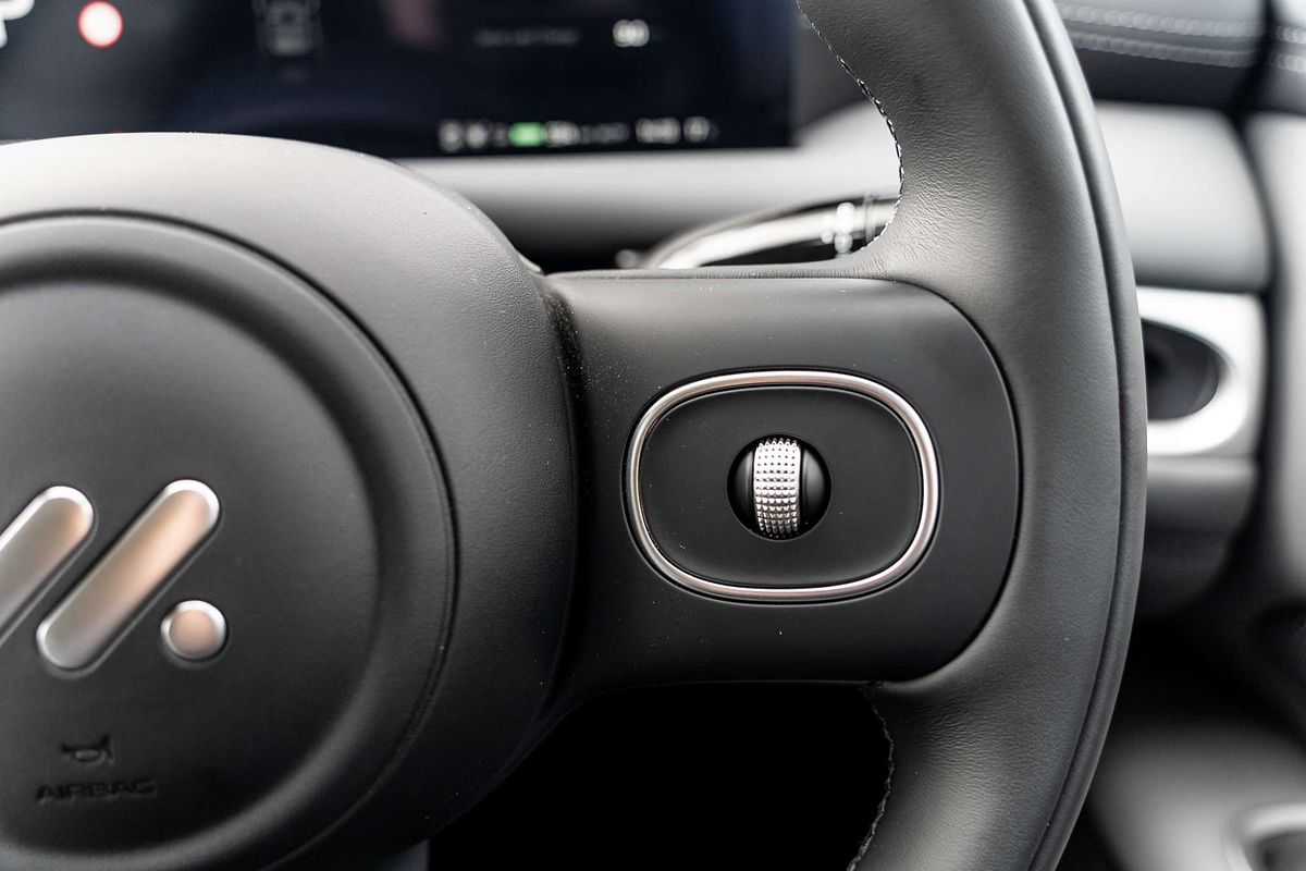 2025 MG IM5 Platinum P12L