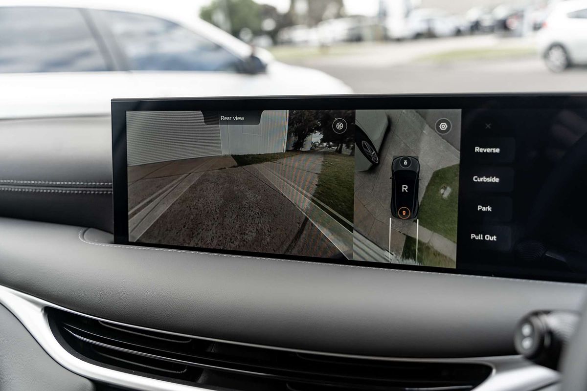 2025 MG IM5 Platinum P12L