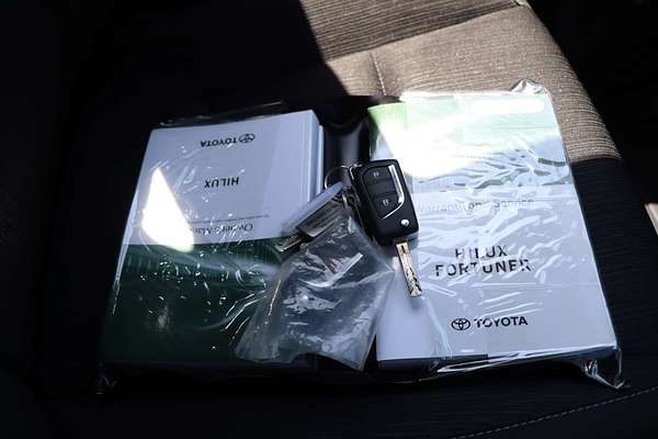 2024 Toyota Hilux SR GUN126R 4X4