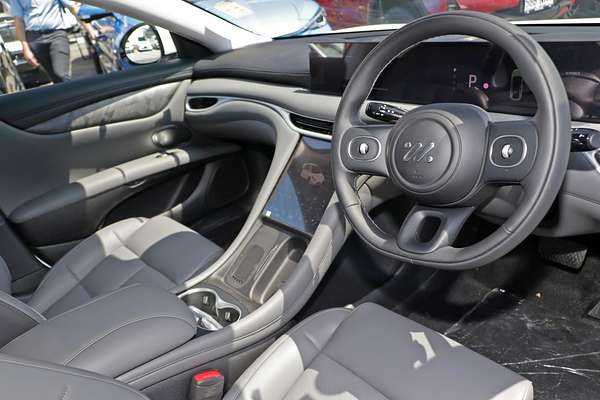 2025 MG IM5 Premium P12L