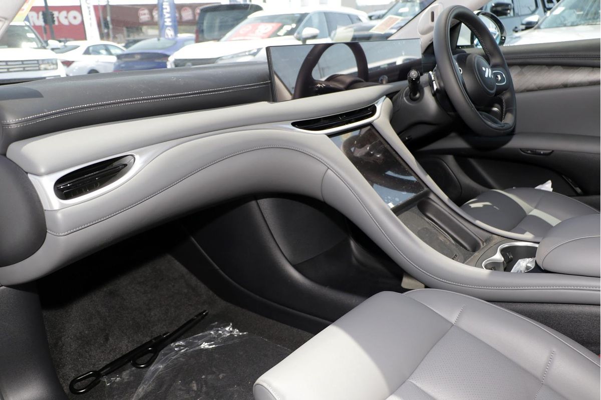 2025 MG IM5 Premium P12L