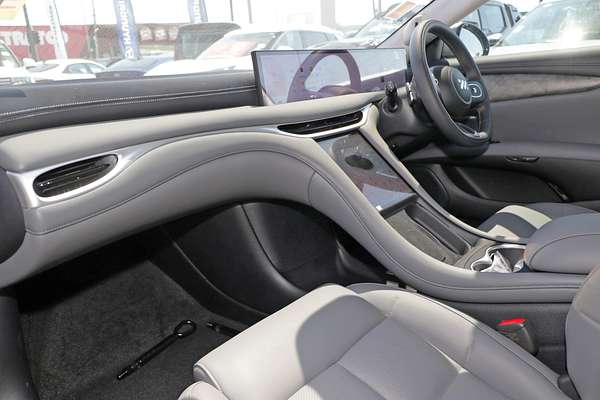 2025 MG IM5 Premium P12L