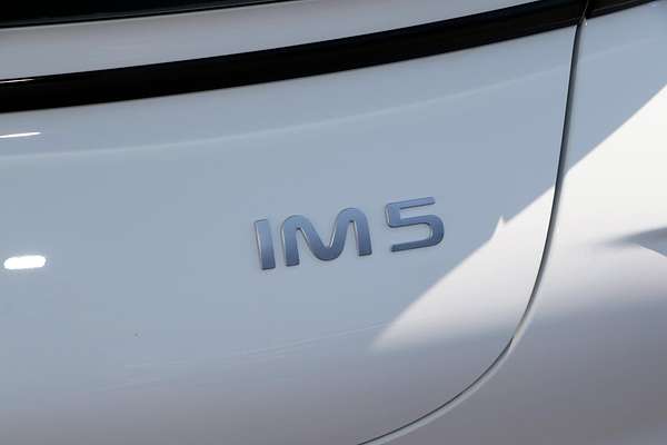 2025 MG IM5 Premium P12L
