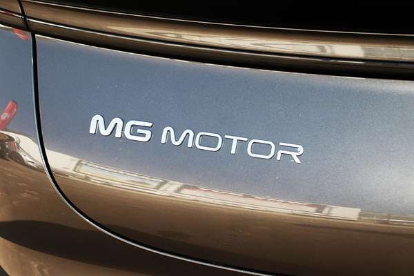 2025 MG IM5 Premium P12L