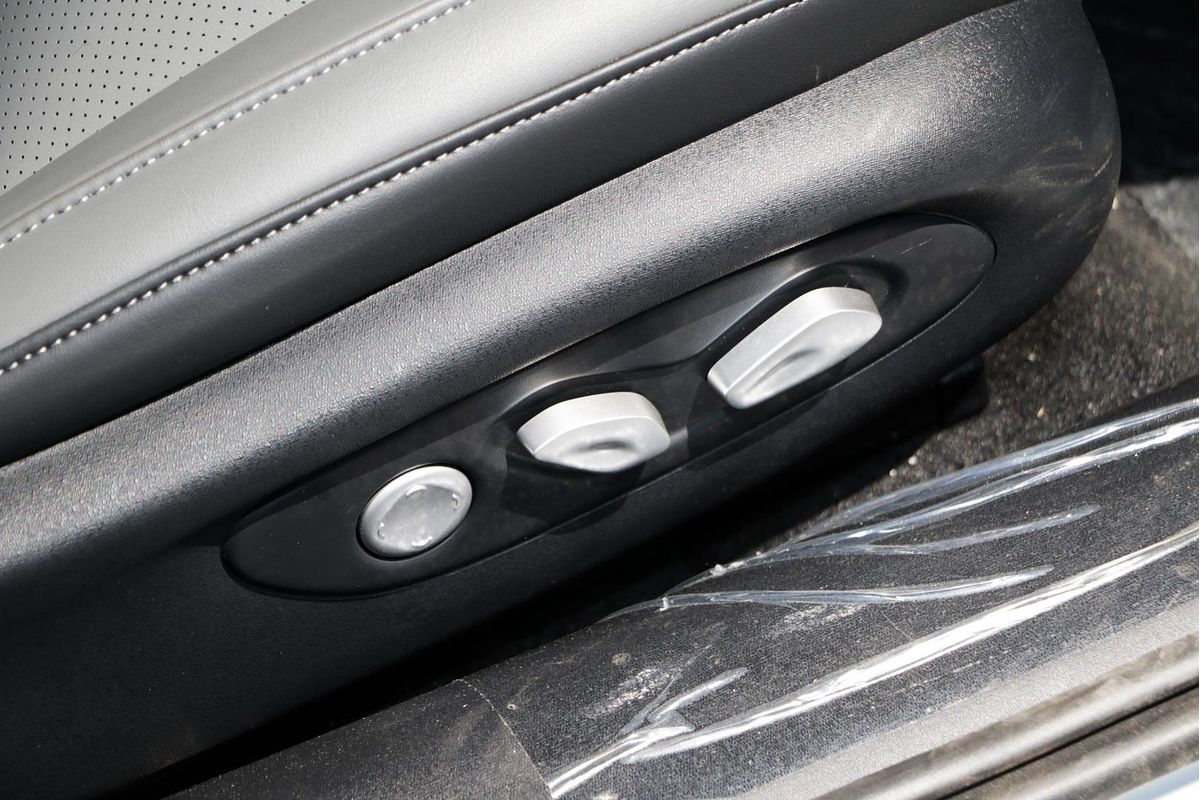 2025 MG IM5 Premium P12L