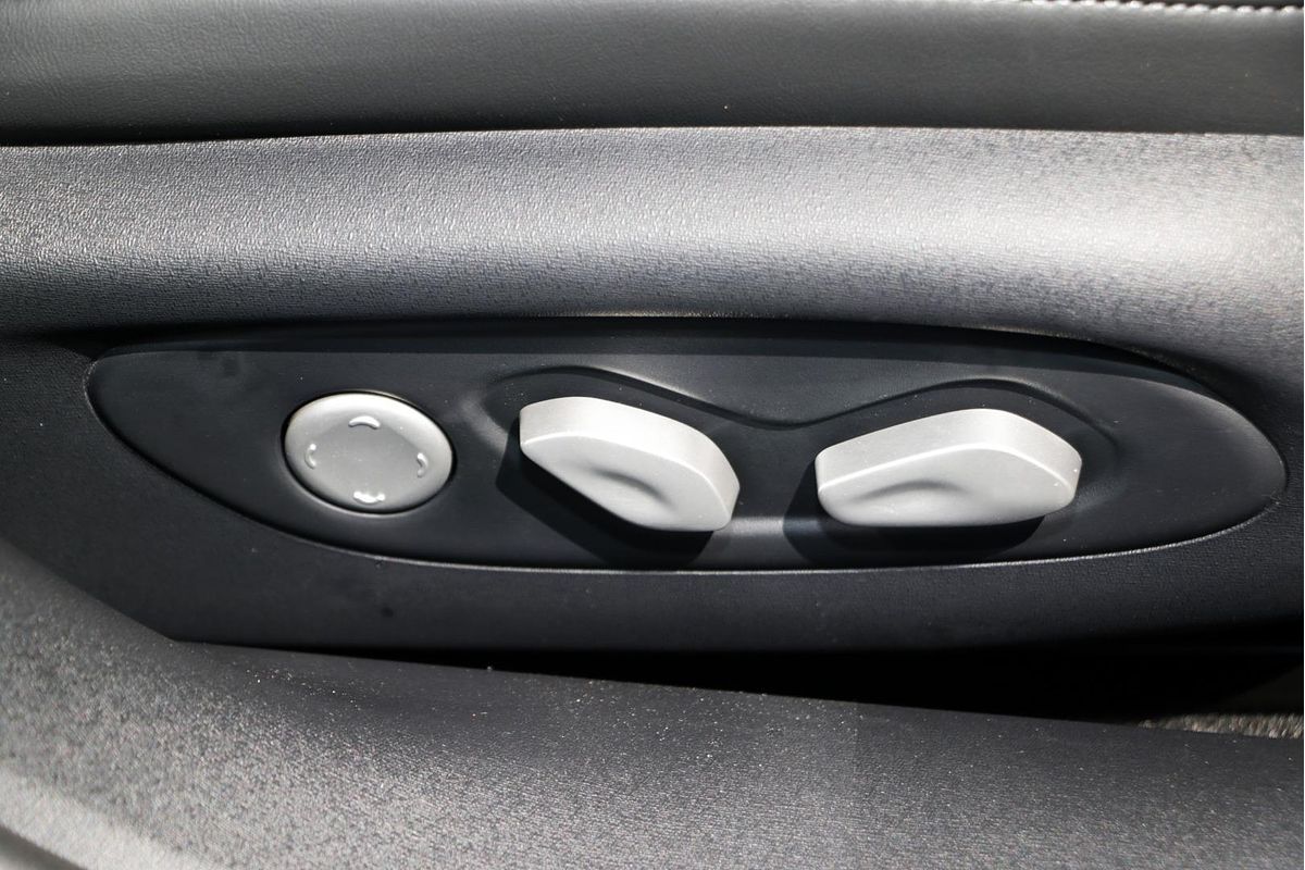 2025 MG IM5 Premium P12L