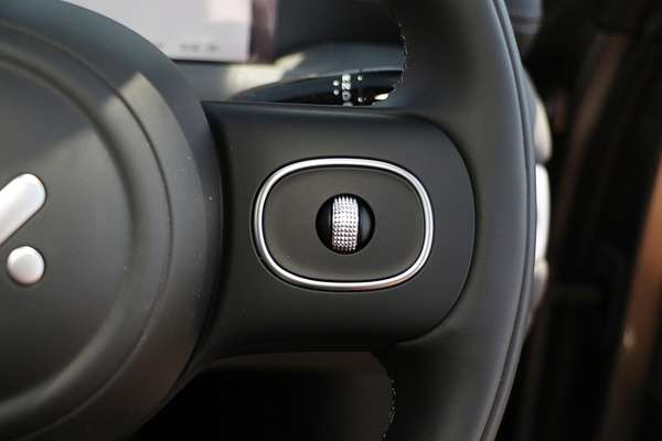 2025 MG IM5 Premium P12L