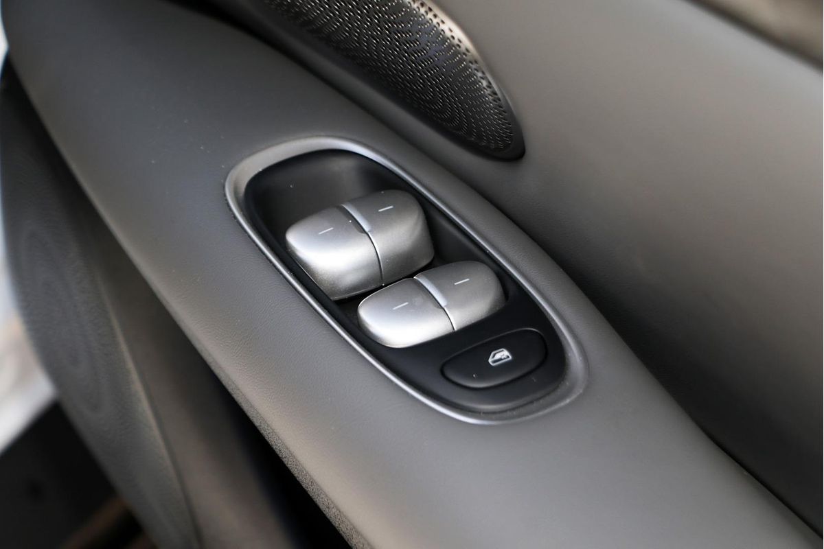 2025 MG IM5 Premium P12L