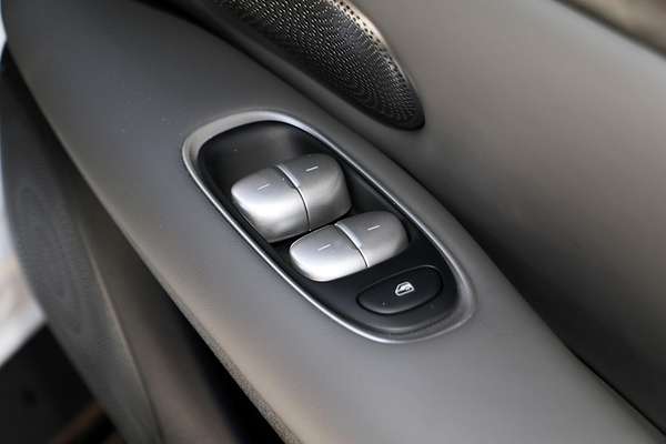 2025 MG IM5 Premium P12L