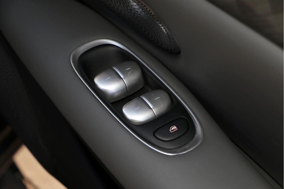 2025 MG IM5 Premium P12L