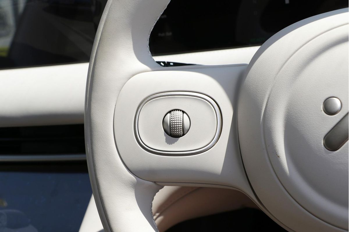 2025 MG IM6 Platinum S12L