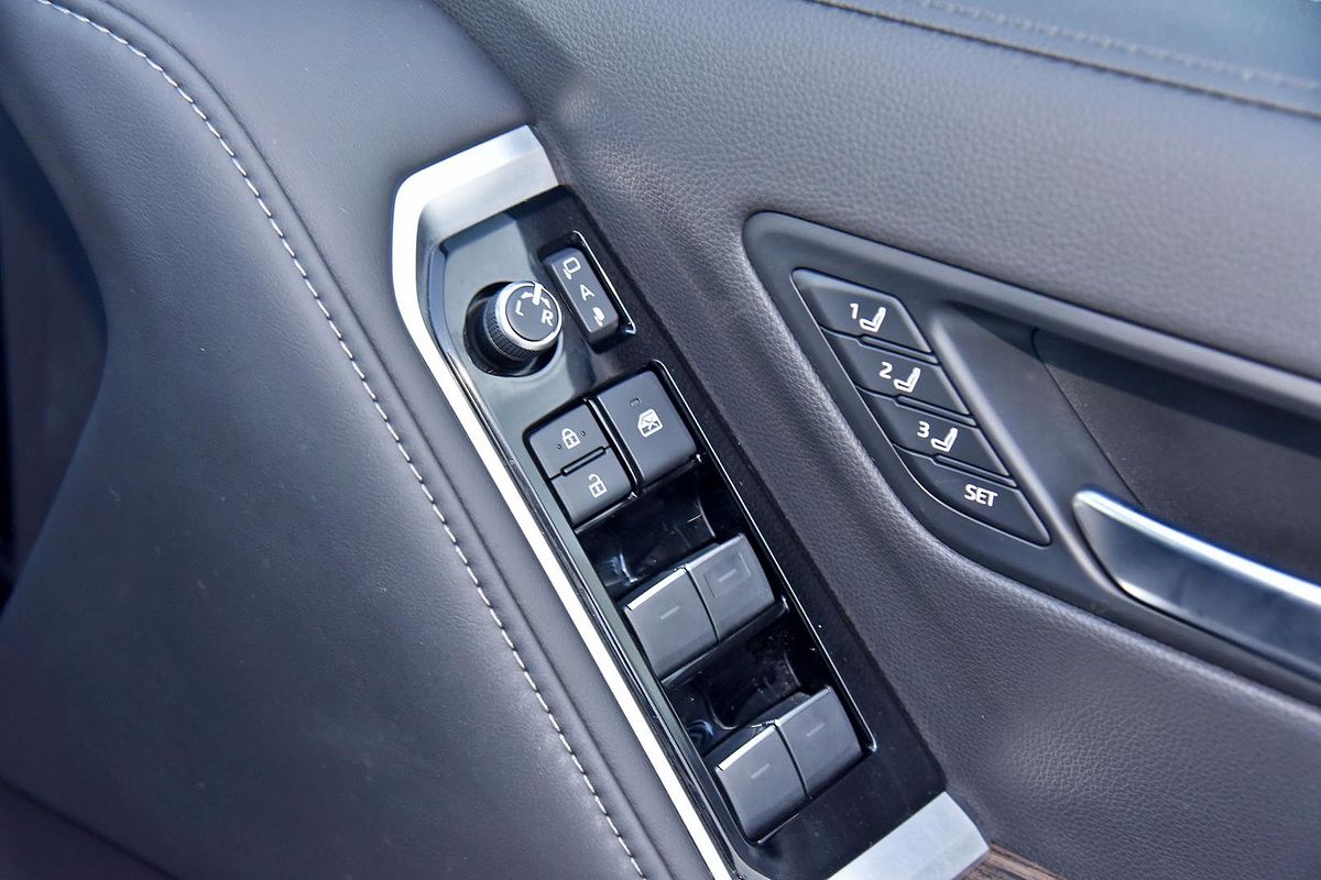 2023 Toyota Landcruiser Sahara FJA300R