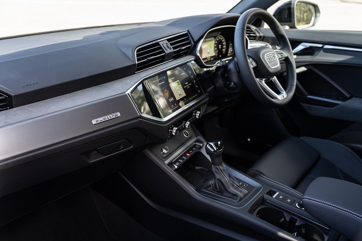 2025 Audi Q3 40 TFSI S line F3