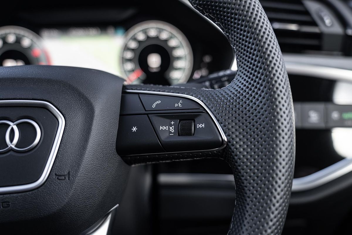 2025 Audi Q3 40 TFSI S line F3