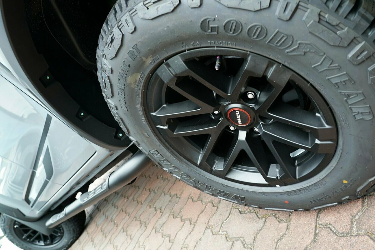2025 Isuzu D-MAX BLADE 4X4