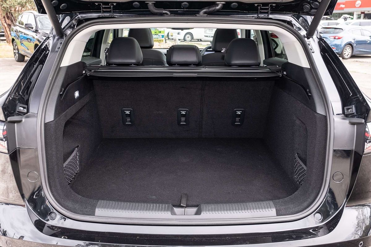 2024 MG HS Essence AS33