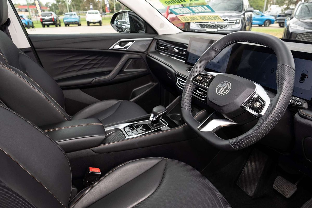 2024 MG HS Essence AS33