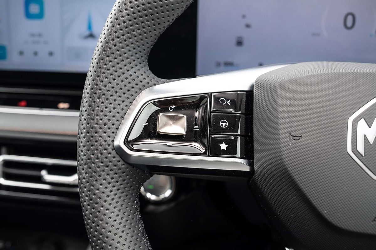 2024 MG HS Essence AS33