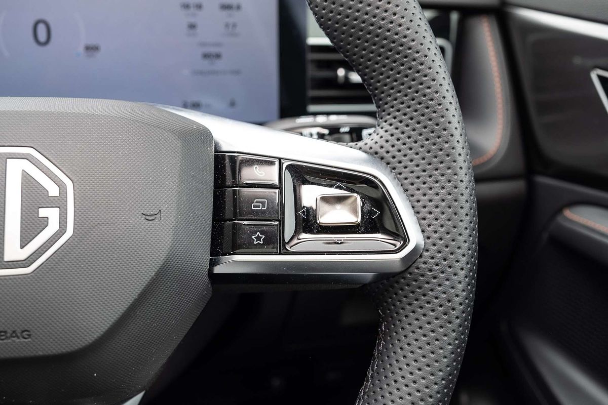 2024 MG HS Essence AS33