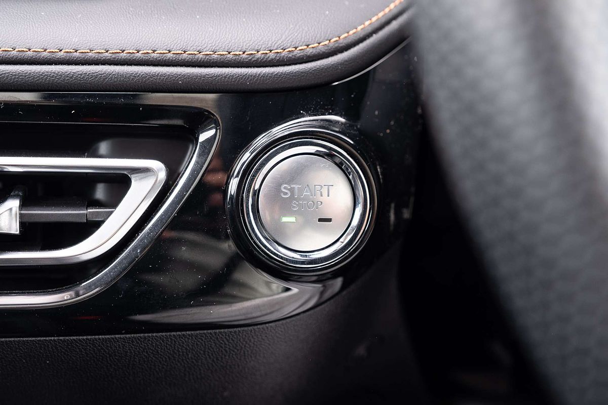 2024 MG HS Essence AS33