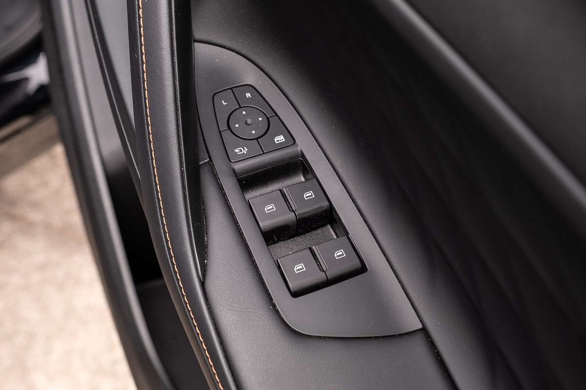 2024 MG HS Essence AS33